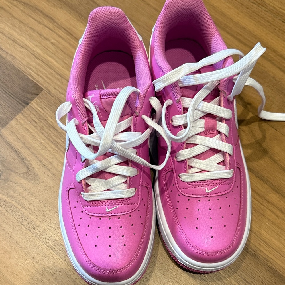 Nike Air Force 1 Kids Sneakers in Vibrant Pink